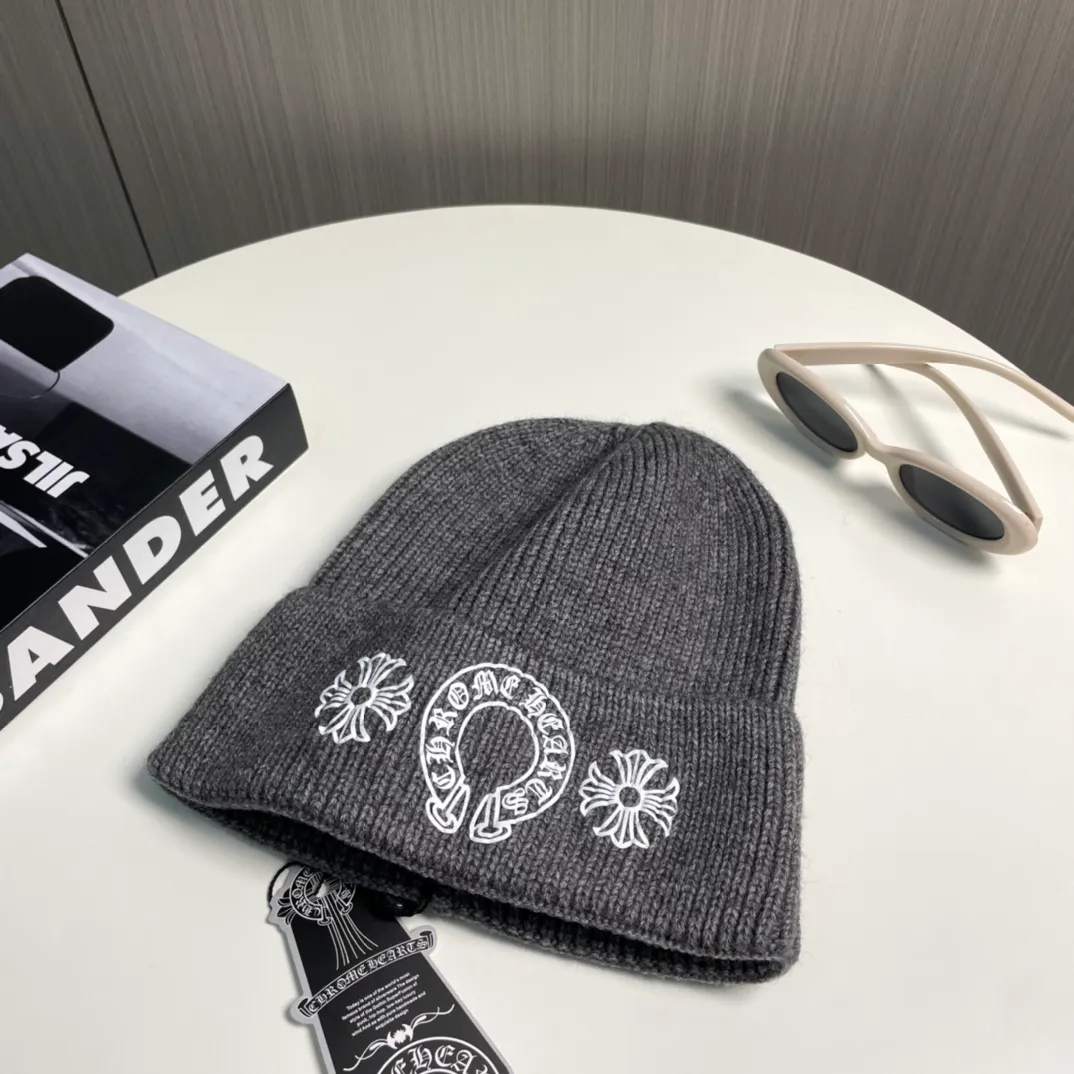 P60 🤍Chrome hearts new autumn and winter cross knitted hat🧶 One of the must-have hats in autumn and winter~ It really looks good on whoever wears it~, it is also a perfect match in black and white and gray in autumn~